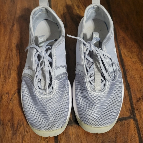 Nike - Picture 2 of 3